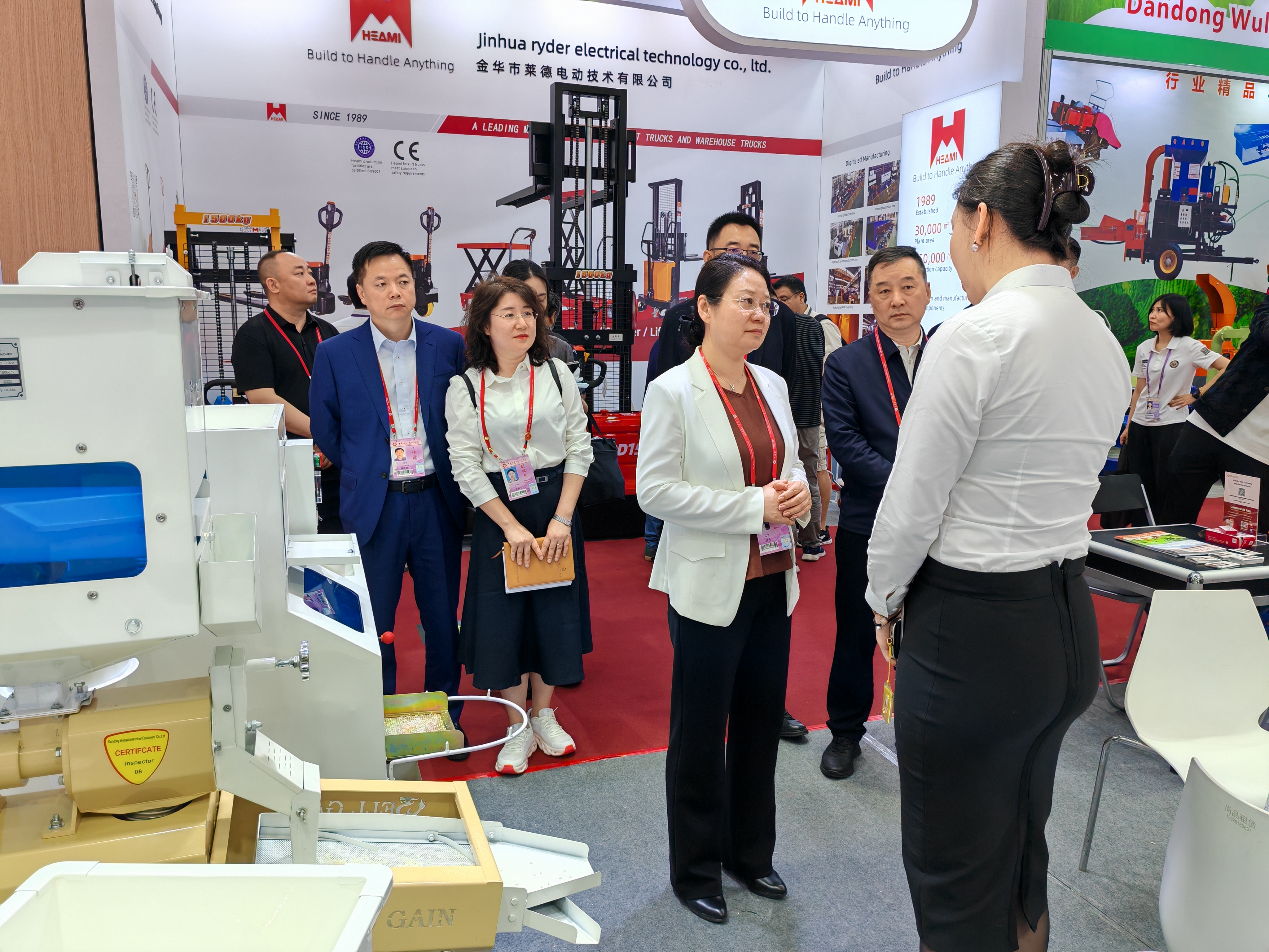 潘爽厅长考察广交会并开展外贸工作调研